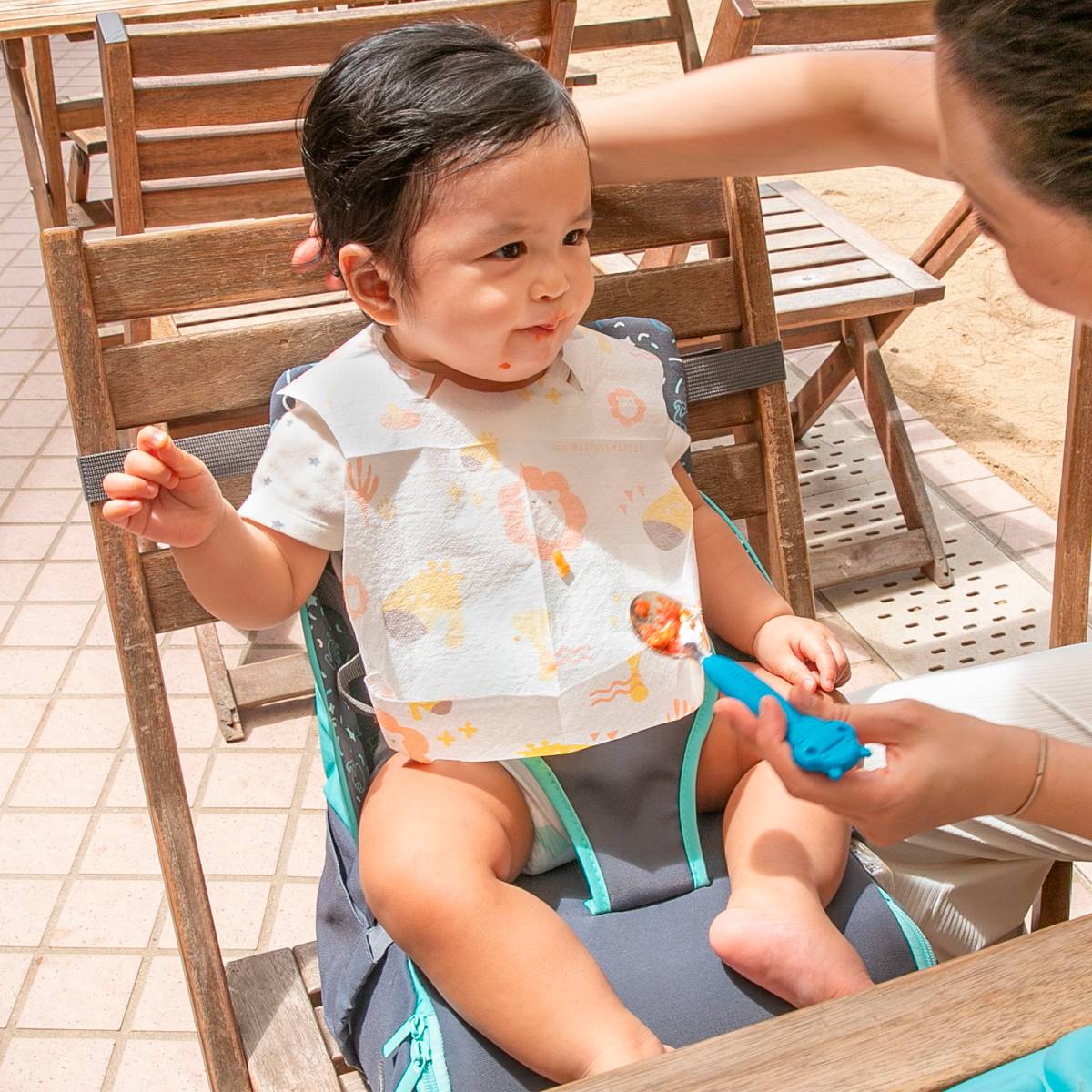 Babadores Descartáveis Absorventes Com Cata Migalha 20 Unidades Leão Marcus E Girafa Lola - Vermelho E Laranja