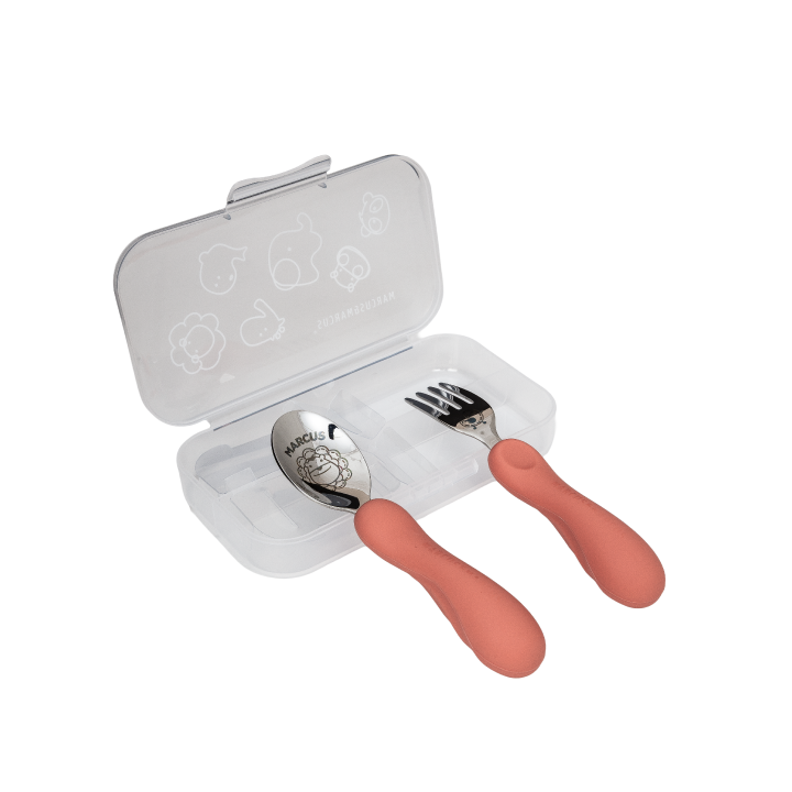 Jogo Anatômico Colher e Garfo em Silicone e Inox 2 Peças Leão Marcus - Coral