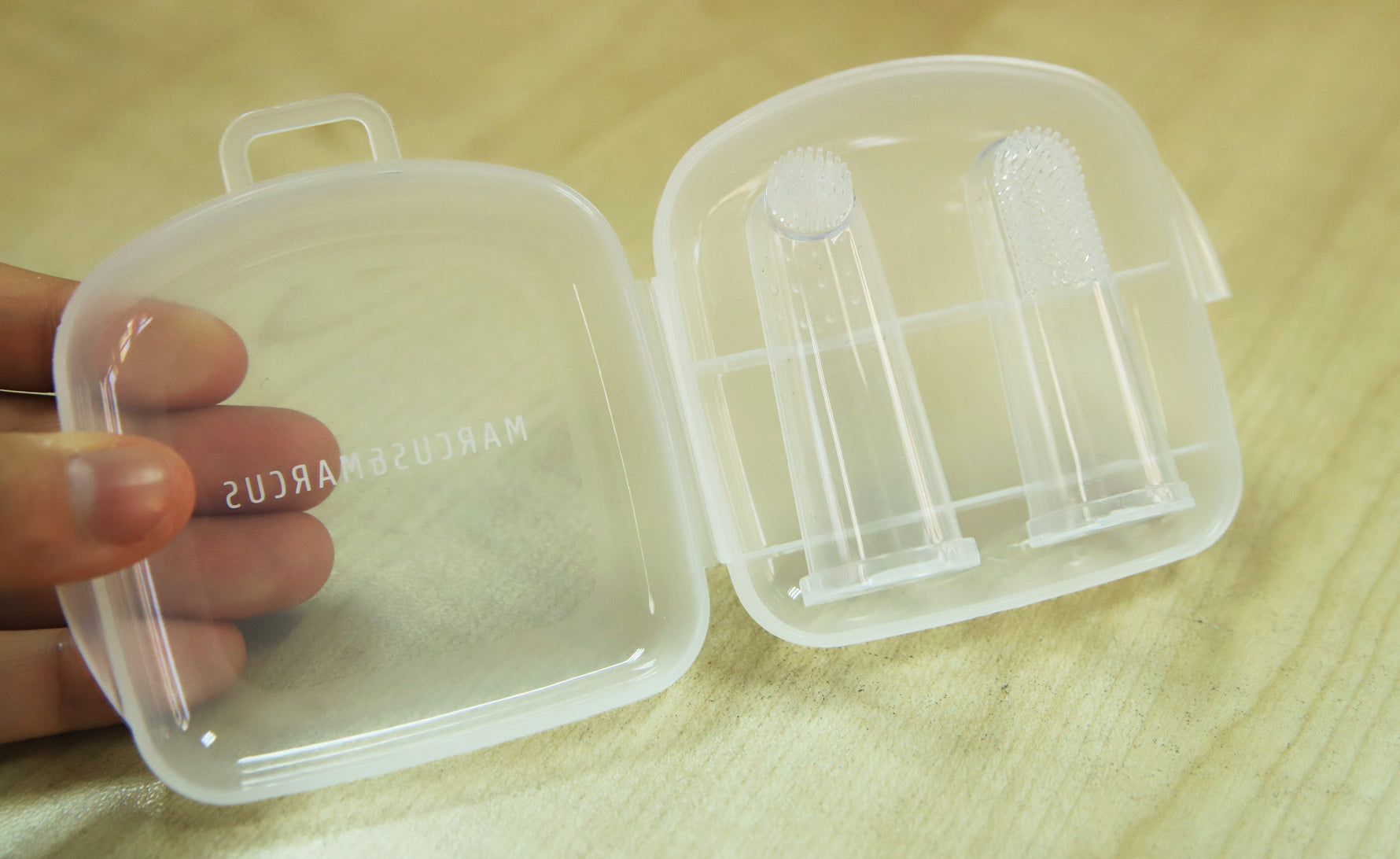 Kit Com 2 Dedeiras Em Silicone Com Case