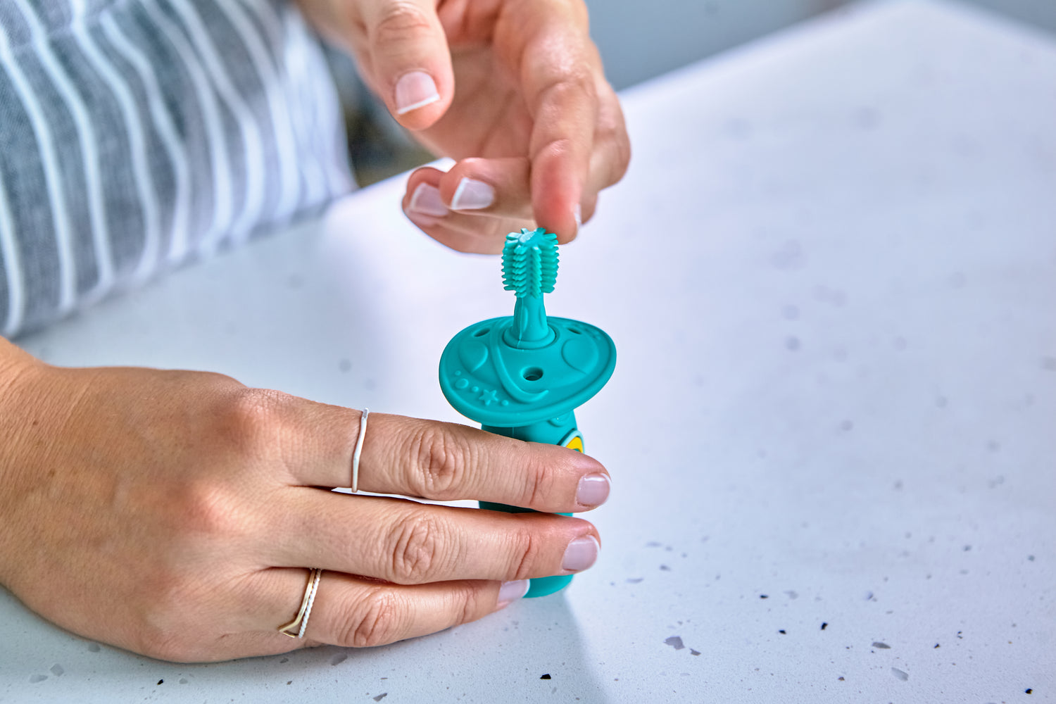 Escova Massageadora com Disco Protetor em Silicone Elefante Ollie - Verde